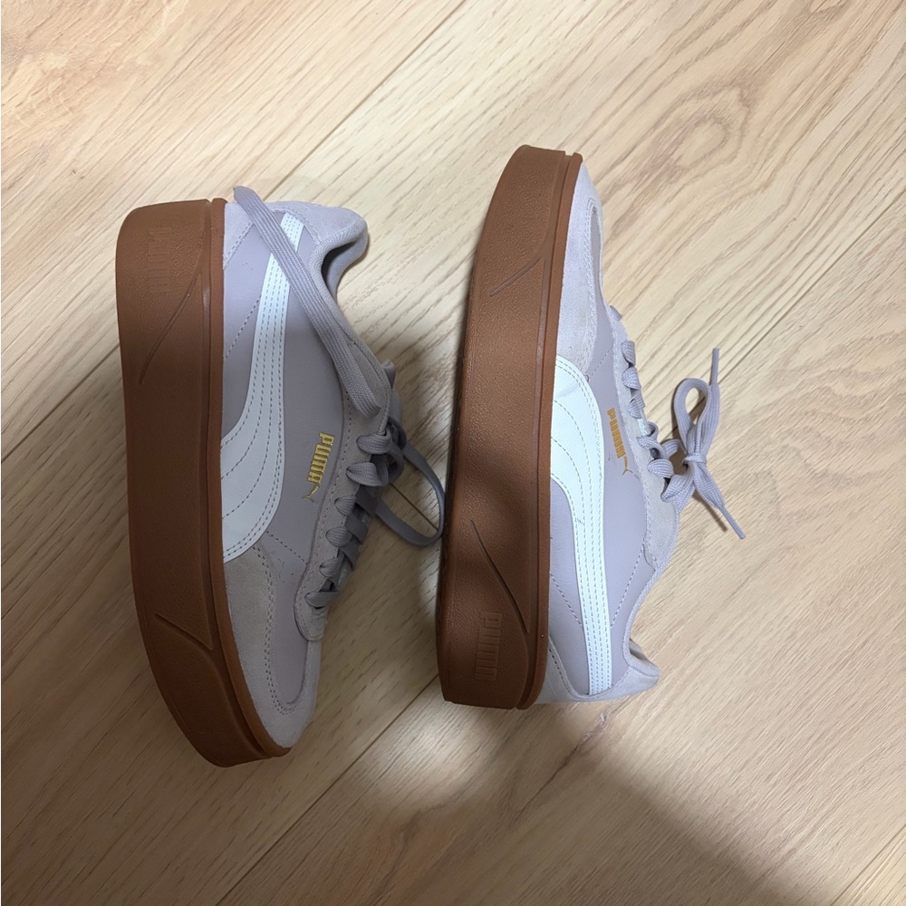 PUMA Women's Gray and White Sneakers with Gold Accents - Picture 6 of 7